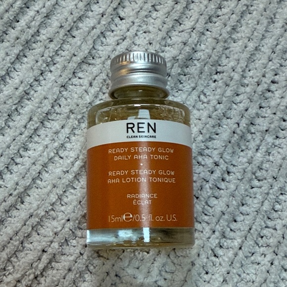 REN Ready Steady Glow Daily AHA tonic - Picture 3 of 9